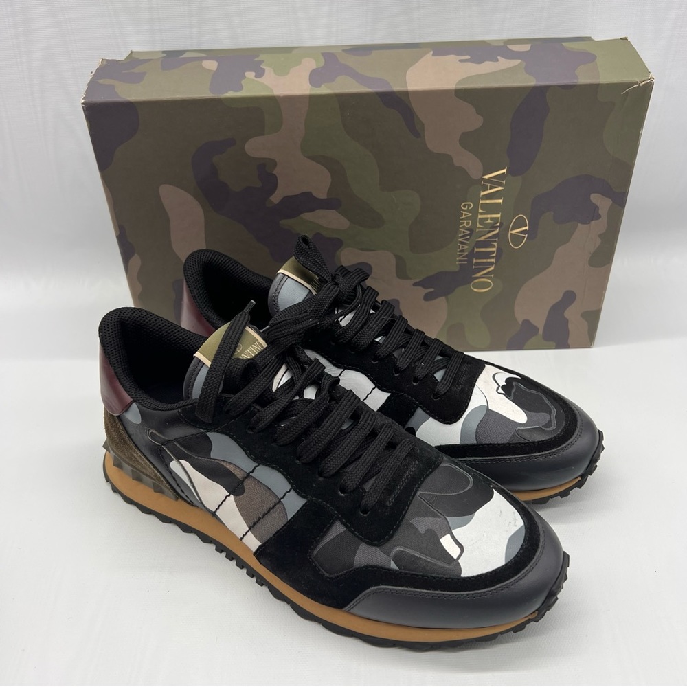 Valentino Garavani
Rockstud low-top sneakers SOLD!
